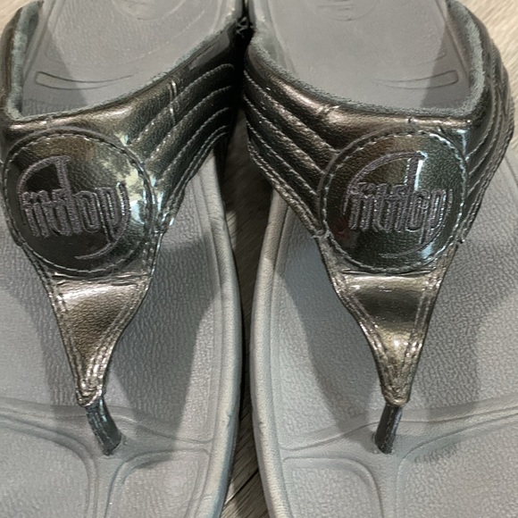 Fitflop Gray/Pewter Patent Leather Slip-On Thong Style Sandals size 7 - Picture 2 of 9